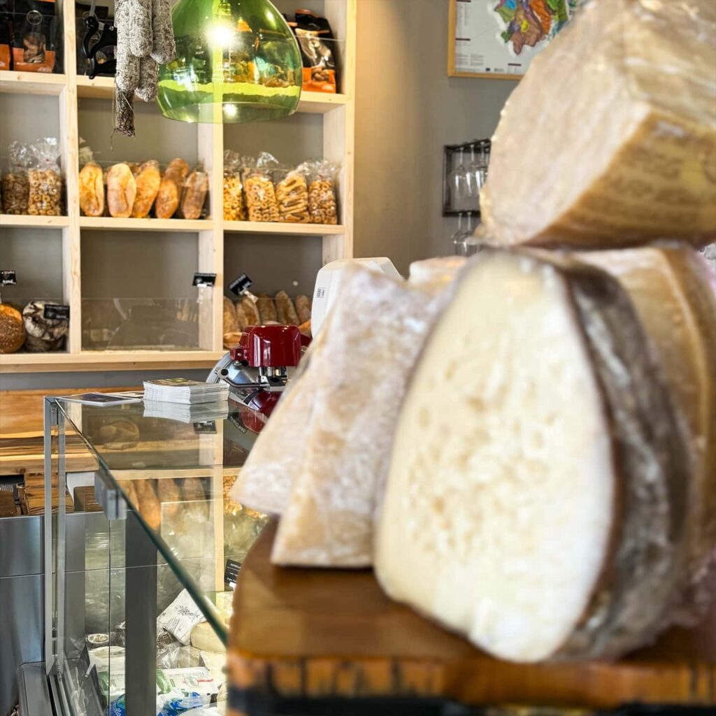 Formaggi sul bancone