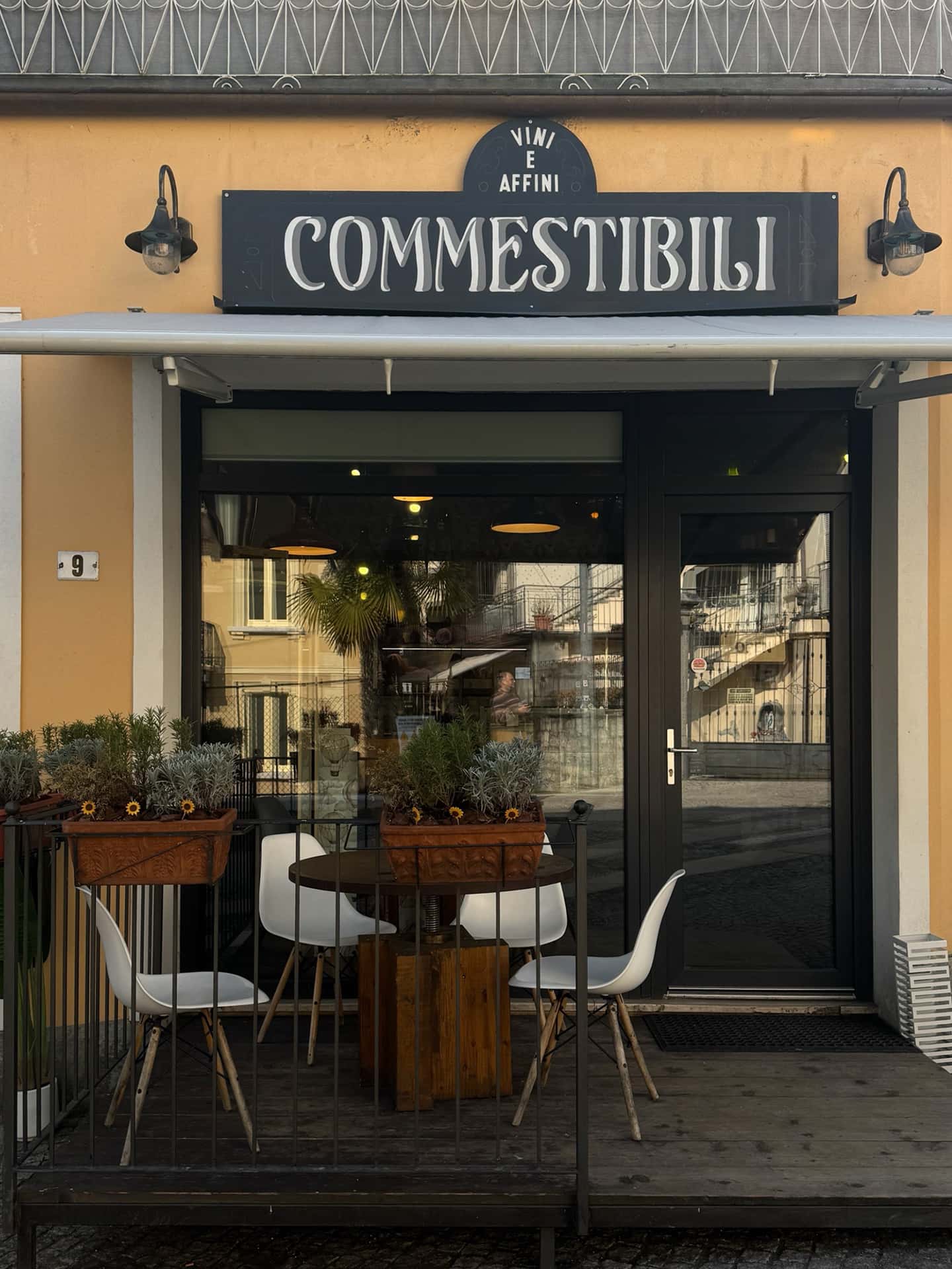 Esterno della bottega Commestibili