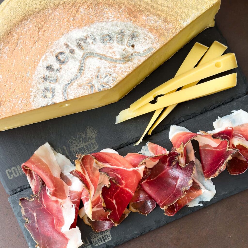 Una forma di bettelmat e del prosciutto crudo