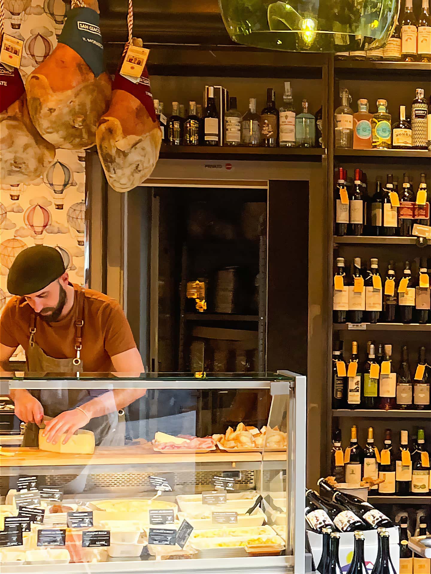 Bancone salumi bottega mentre si taglia il formaggio