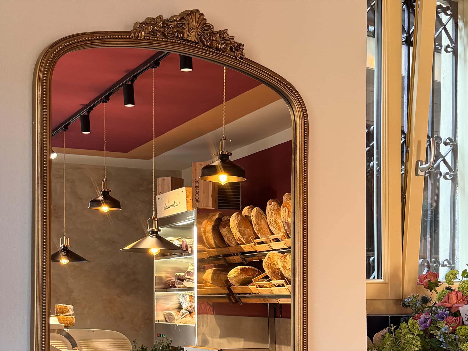 Specchio che riflette i prodotti della bottega