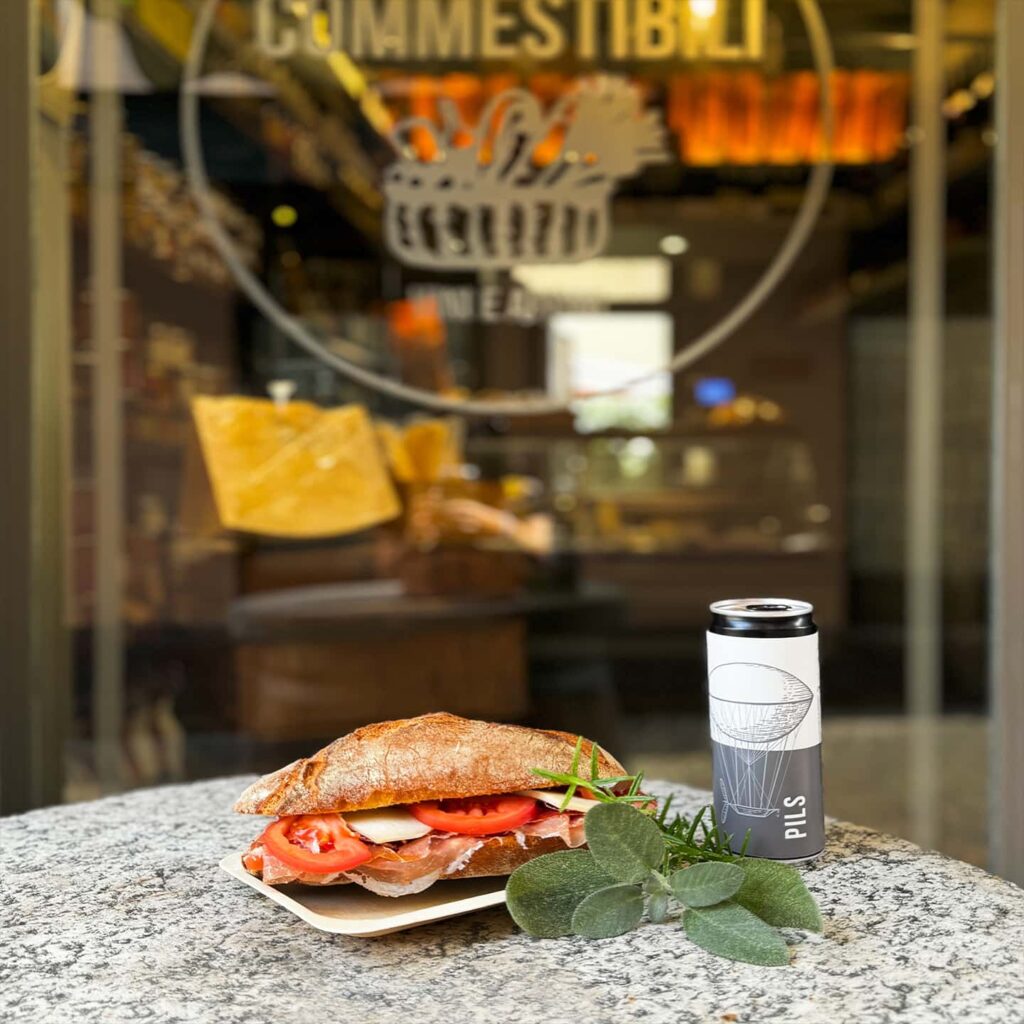 Un panino e una birra artigianale fuori dal negozio