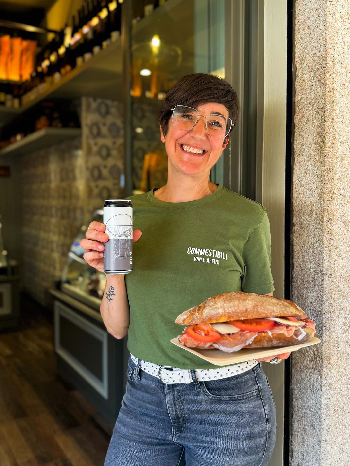 Commessa che serve un panino
