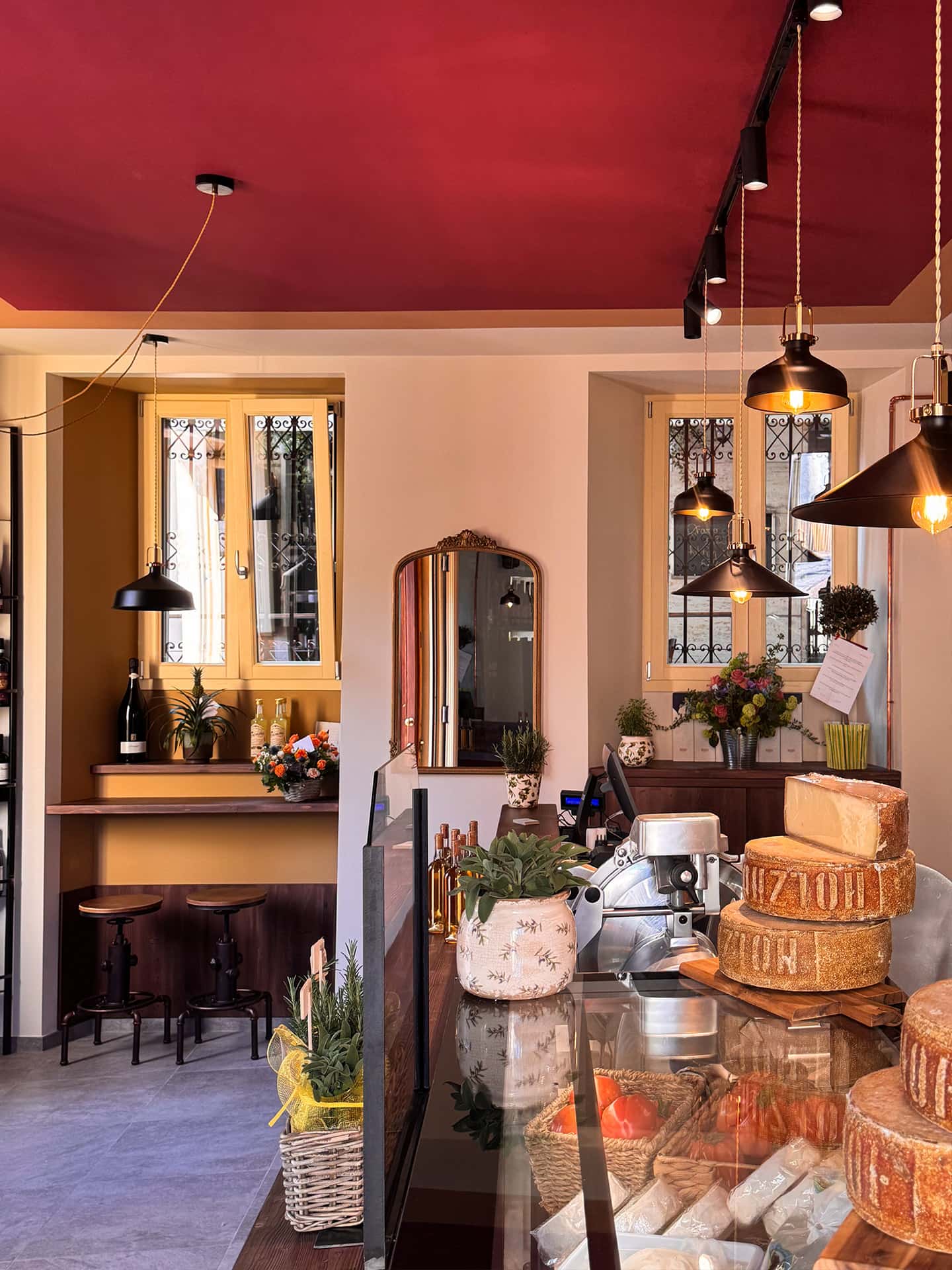 Interno del locale Commestibili a Tavola