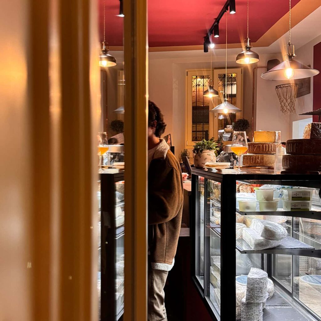 Ingresso locale con bancone salumi e formaggi